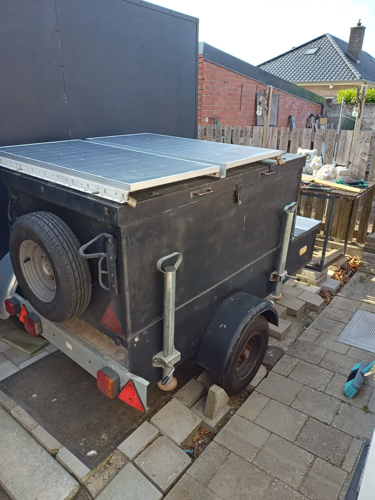 Gesloten aanhangwagen met zonnepanelen