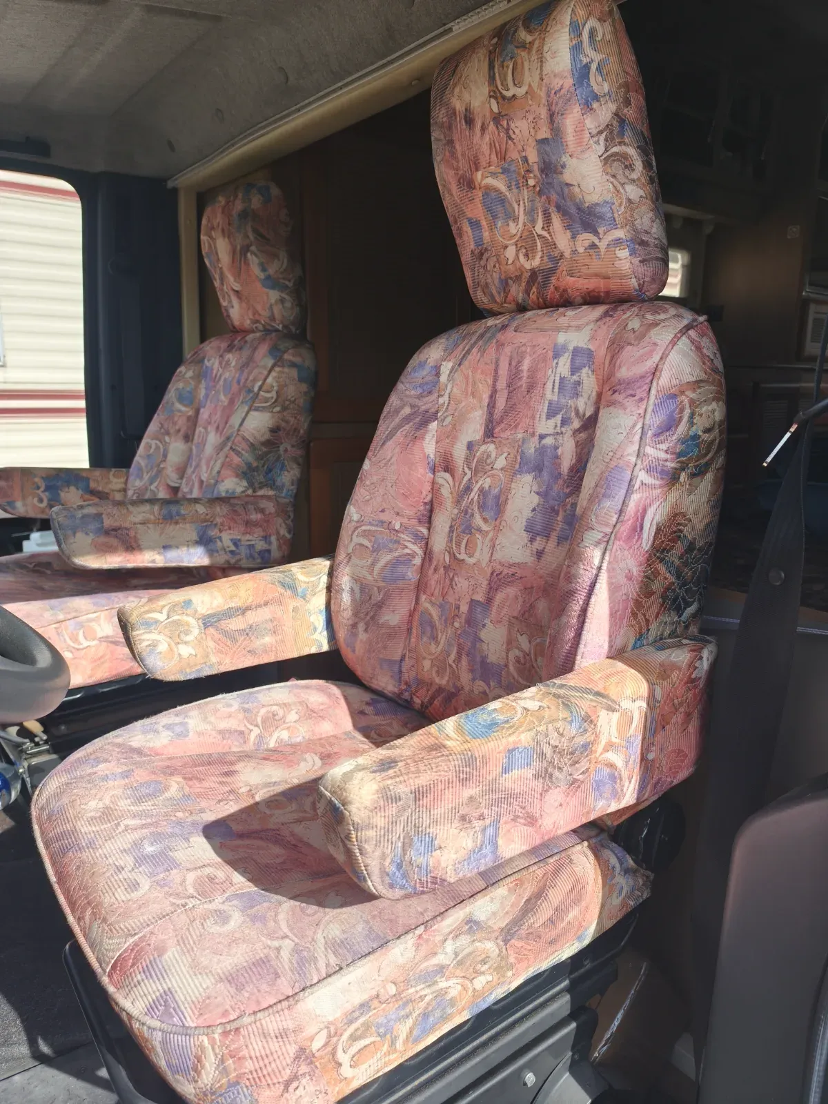 voorstoelen van een Fiat Ducato-camper
