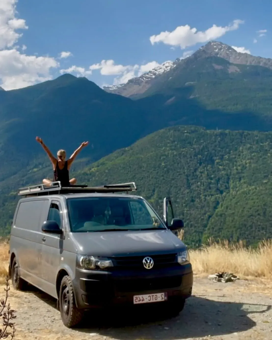 Gezellige omgebouwde VW campervan met buitenkeuken, perfect voor off-grid kamperen!